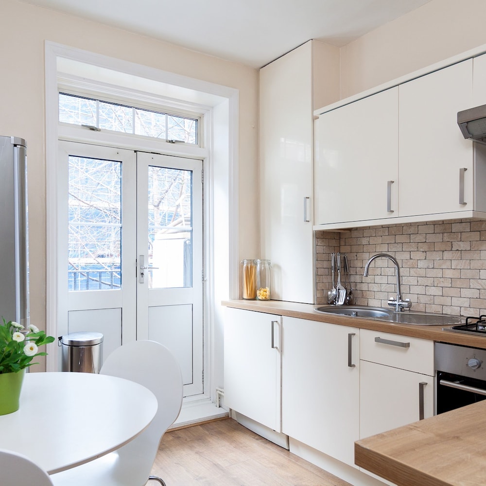 Super Cosy 2-bed 1-bath Apartment With Balcony