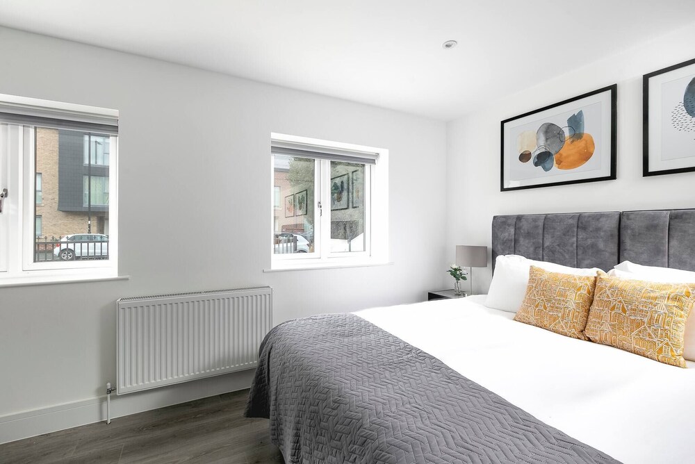 Skyvillion Vineyard Court, Enfield, 2 Bed, With Garden