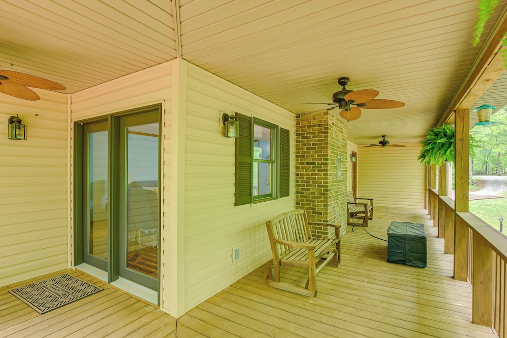 5 Mi to Lake Robinson: Bbq-ready Home w/ Pool