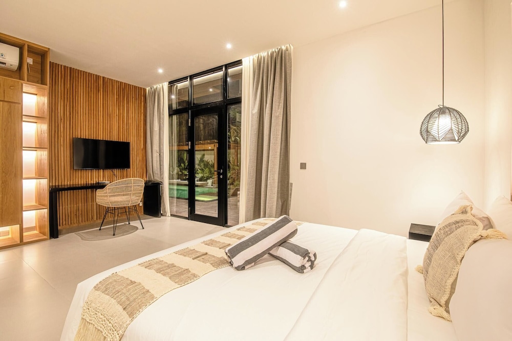Elegant 6BR Canggu Retreat Just 400m to the Ocean