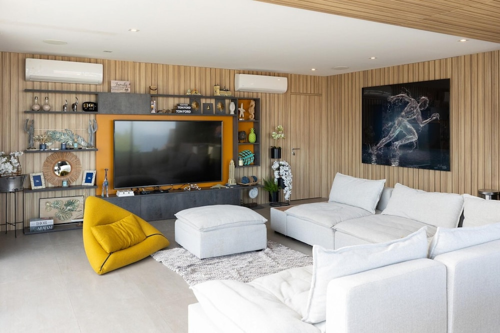 The Wow House by Acomodo
