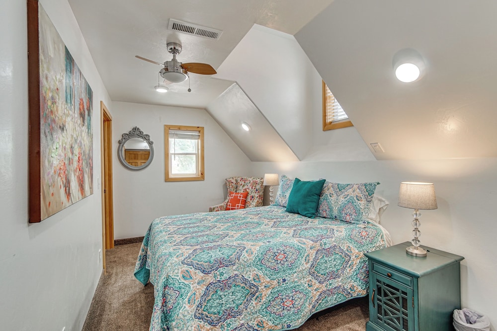 Family Home w/ Mountain Views in Circleville!