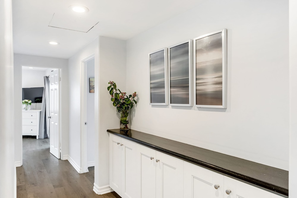 Shelly by Avantstay Steps to the Beach Deck w Ocean Views 5bdr