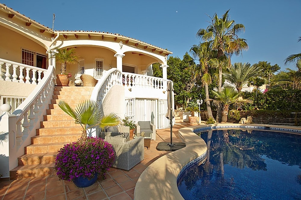 Luxury 5 Bed Mountain Views Heated Pool Games Room