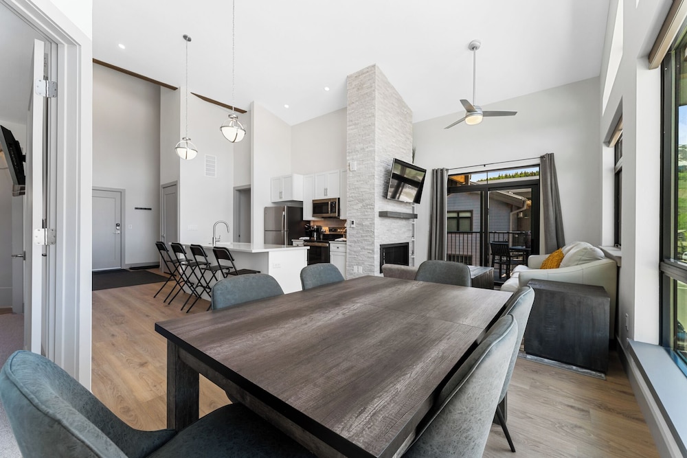 Skywalk Flats #305e : 2