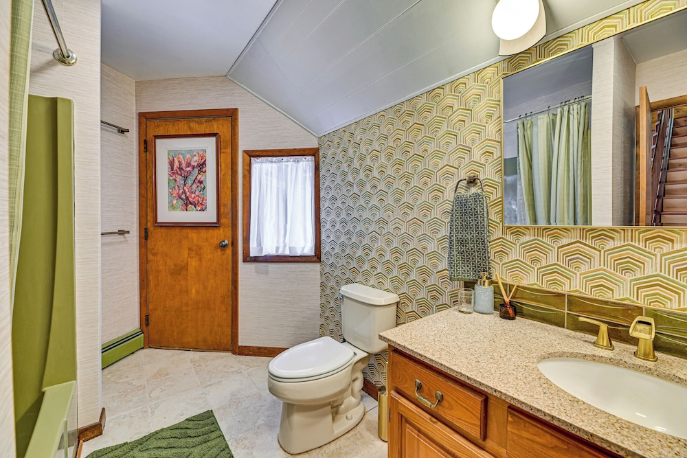 Near Canandaigua Lake: Retro Cabin w/ Deck & Views