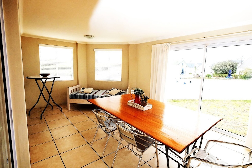 The Pelican - Stunning 3-bedroom Holiday Home in Langebaan