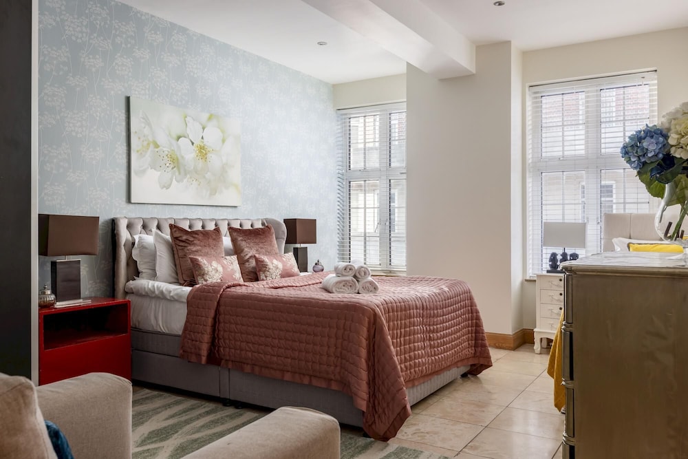Park Lane 4-bedrooms Spacious Mayfair Family House