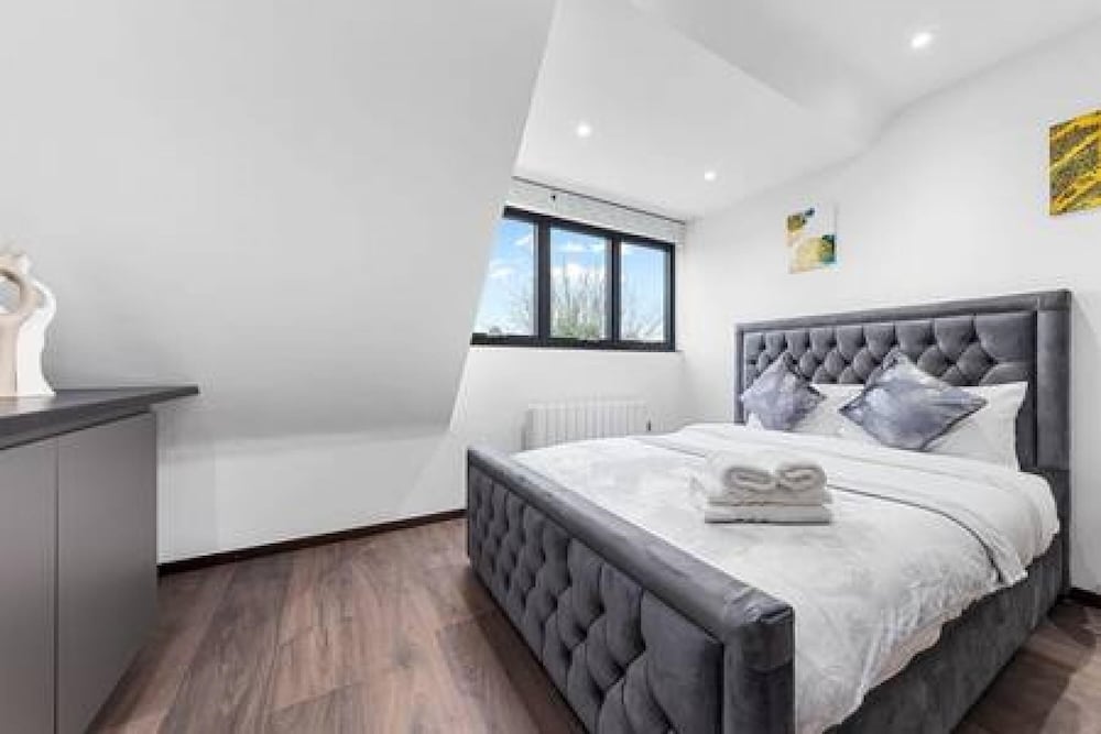 Modern Spacious Suite Sleeps 4 in Central London