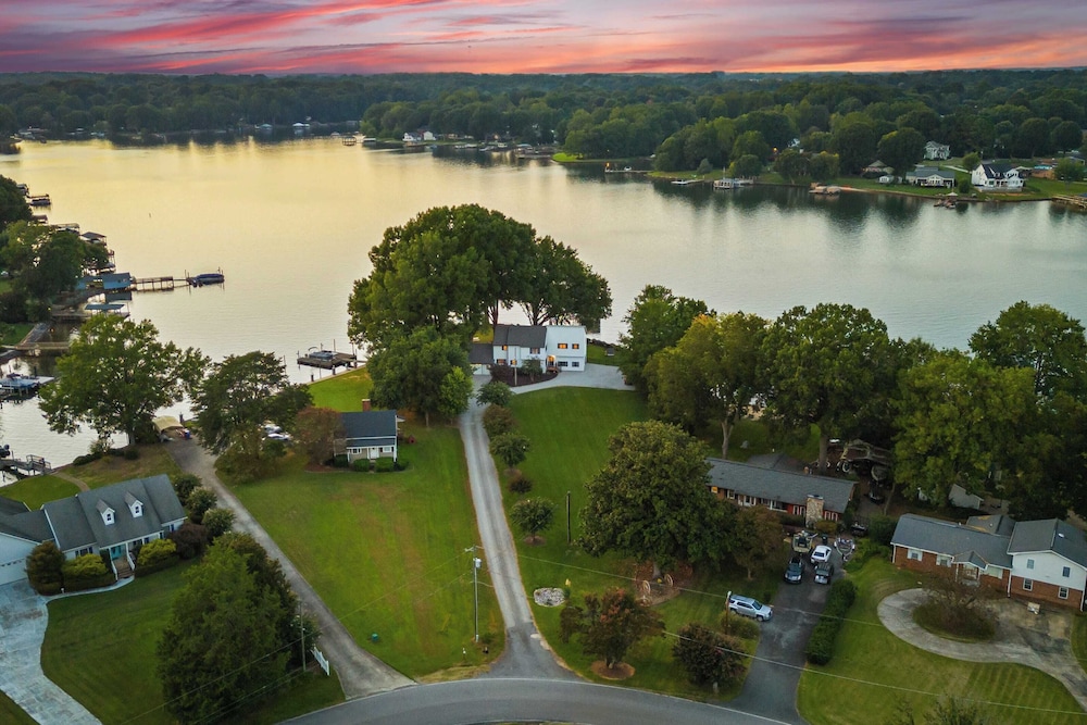 Lakefront Home w/ Dock, Game Room & Hot Tub Ponderosa Peninsula by Avantstay