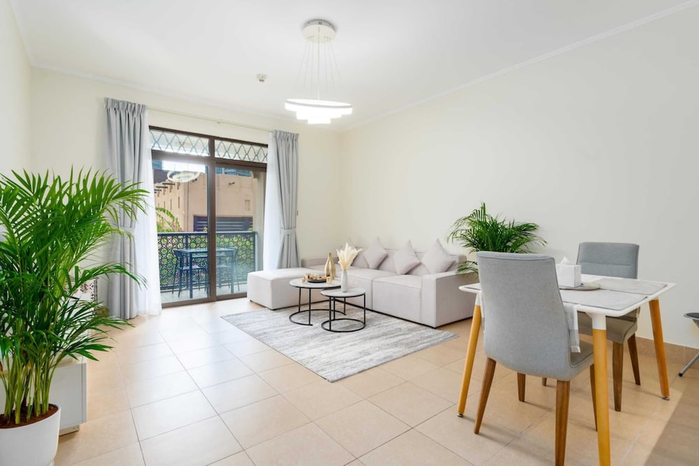 Stylish 1BD Apartment w/ Balcony, Downtown Dubai!