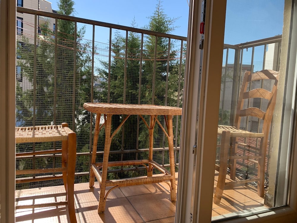 Flora - Modern Rooftop Apartment With Balcony