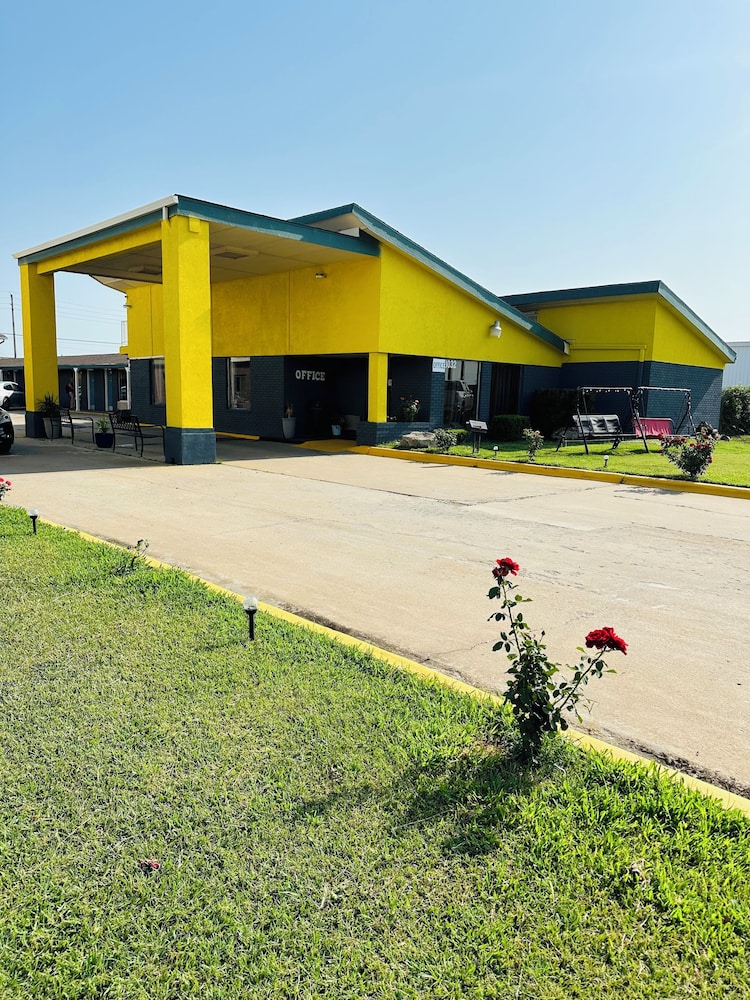 Emporia Vacations - Travel Inn  Suites - Property Image 4