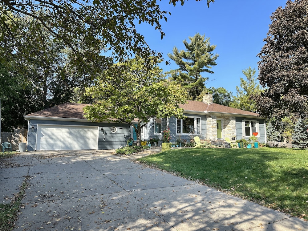 Minneapolis / St Paul Vacations - Casa Kelly 4 Bedroom Home by RedAwning - Property Image 1