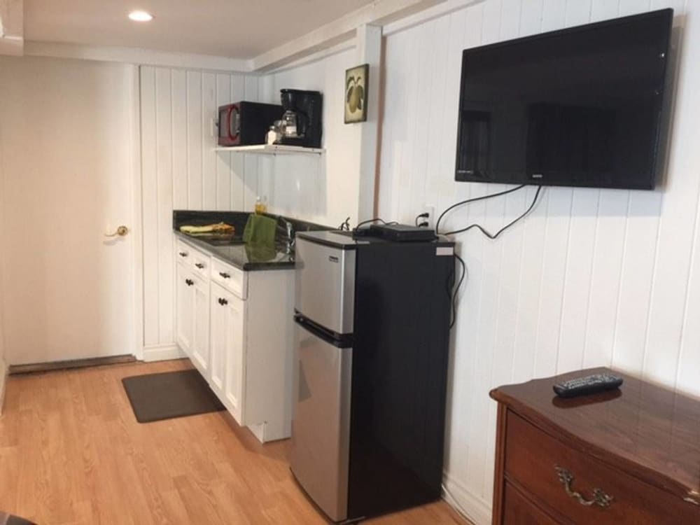 Van Nuys Vacations - Lovely Studio with a Pool - Property Image 1