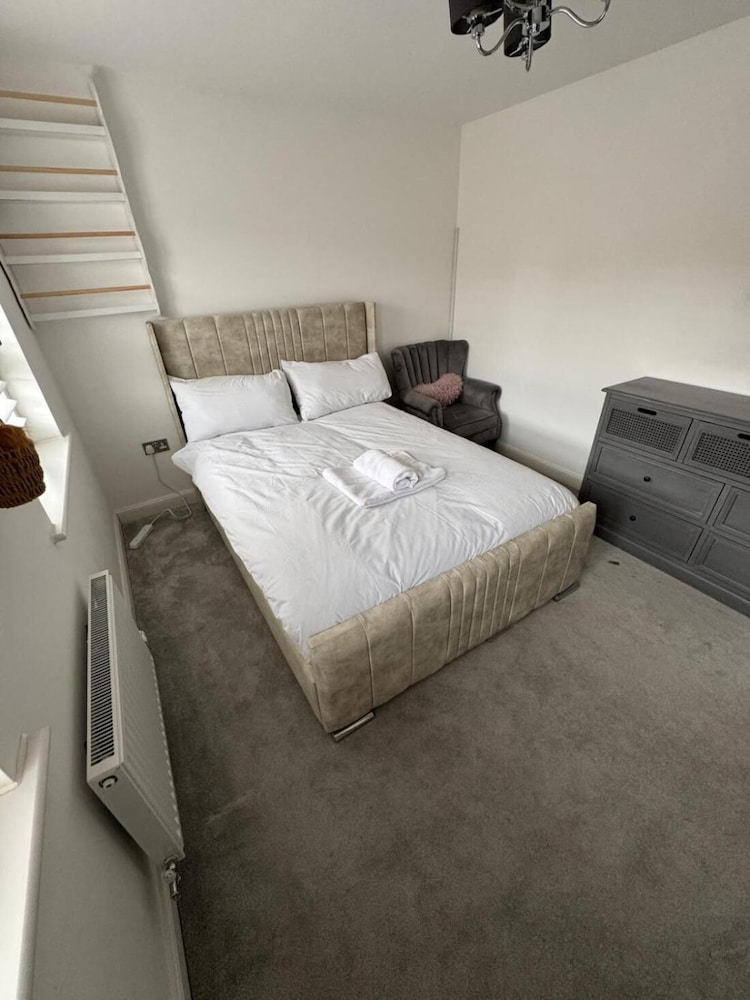 High END Spacious 4 Bed House - Free Parking