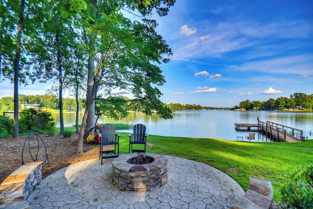 Waterfront Cabin on Lake Sinclair w/ Private Dock!