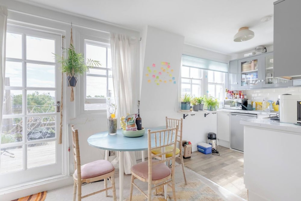Top Floor 1BD Flat With Balcony - Ladbroke Grove