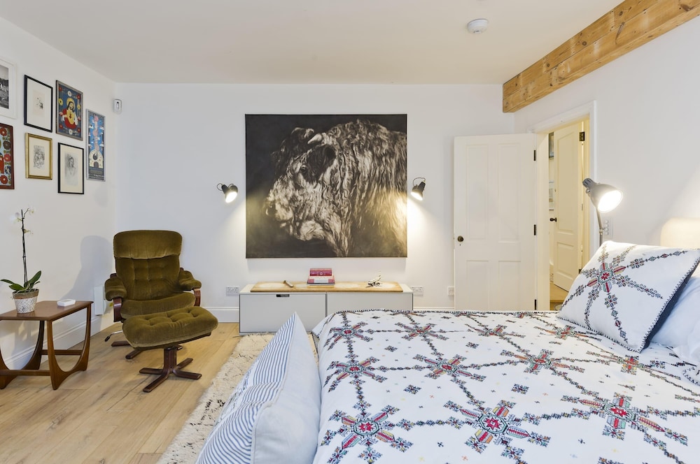 Gorgeous Stylish Interior Designed 5 Bed Home in Holland Park - Superb Location