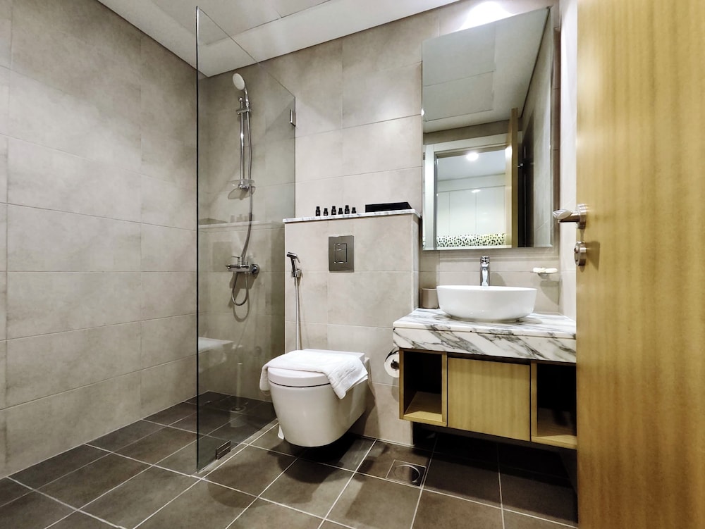Lux BnB Aykon Tower Skyline Views
