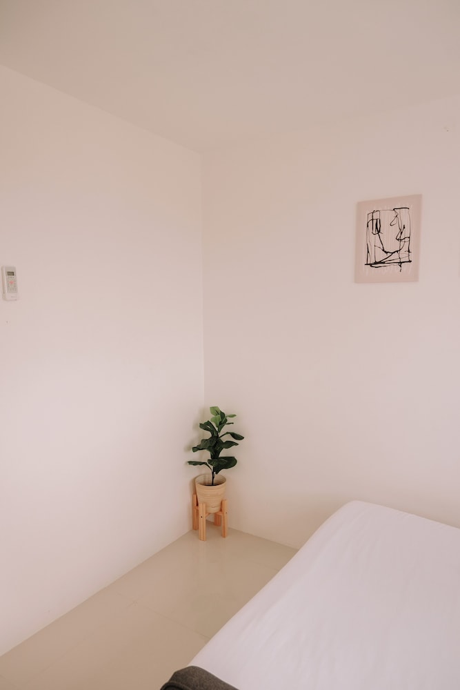 Chic & Cozy Metro Hideout