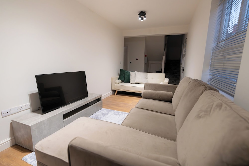 D'luxe 5-bed House - Sleeps 12 & Private Parking