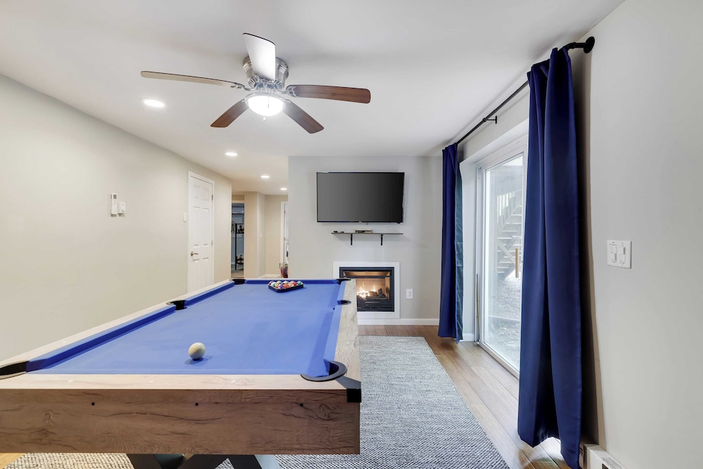 Moshannon Tree-lined Pocono Retreat w/ Hot Tub, Firepit & Pool Table