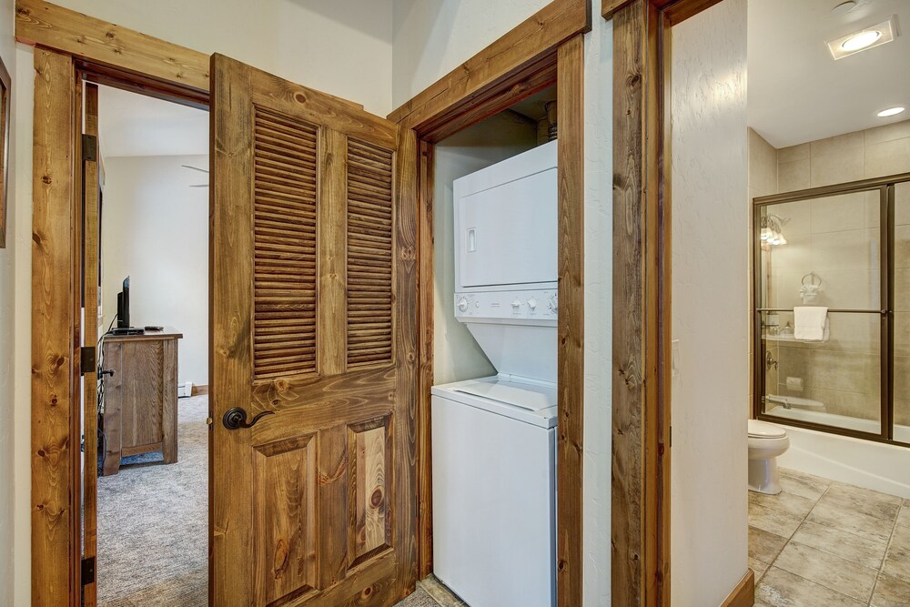 Spacious Upstairs Townhome With Private Garage 2 Bedroom Condo