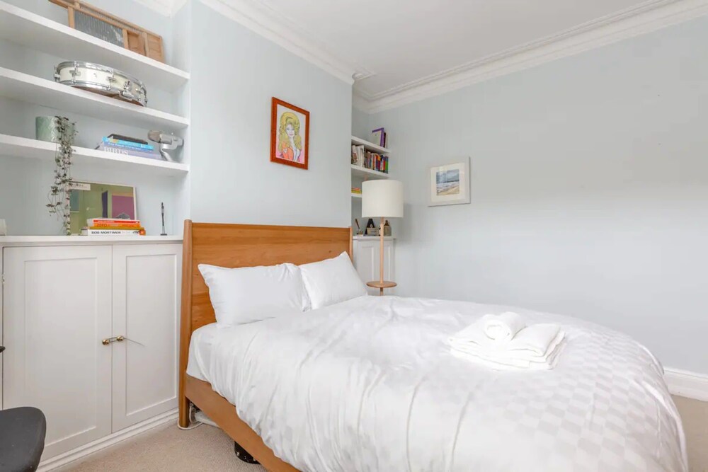 Newly Renovated 2 Bedroom Apartment in Earlsfield With Garden