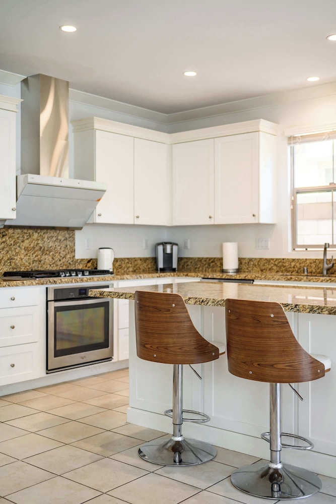Stylish 3BR Irvine Oasis Family Friendly w Garage