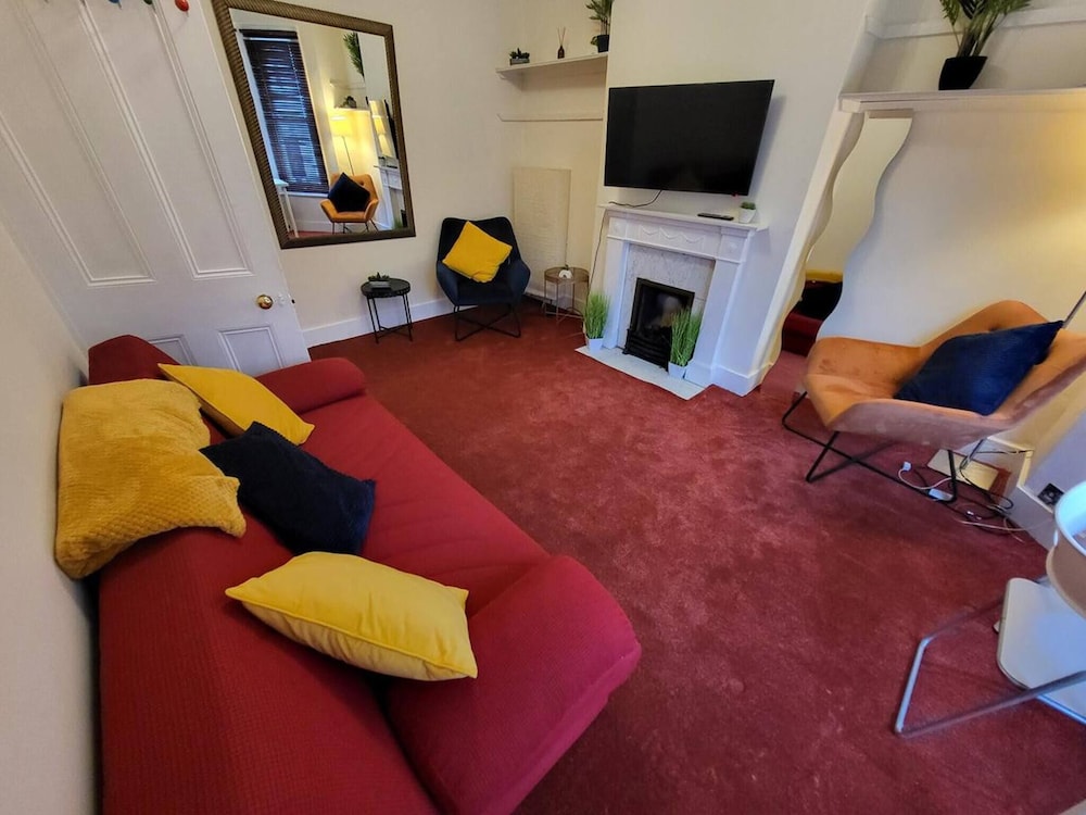 Cozy Fulham Retreat With Private Entrance & Hot Tub