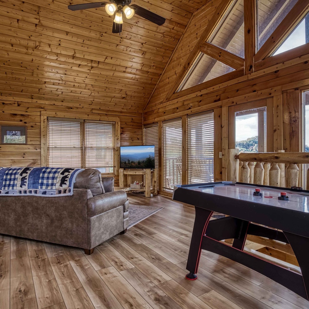 Awesome View Pool Hot Tub Game Room Fireplace