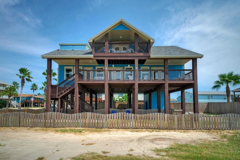 Sleeps 22 2 Homes w/ Private Pool, Game Room, Nature Views 7 BDR Avantstay