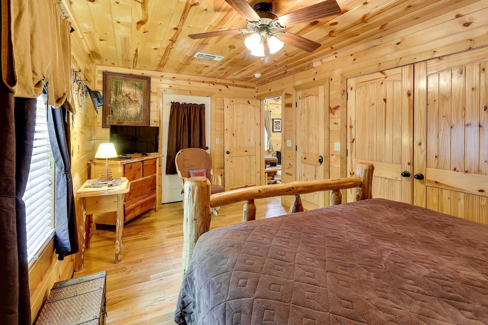 Broken Bow Rental Cabin w/ Hot Tub & Bar view 4