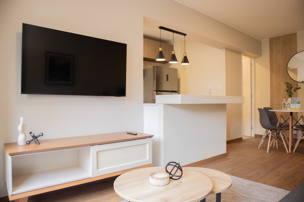 w Chic 1BR Apartment w Scenic Balcony in Central Miraflores