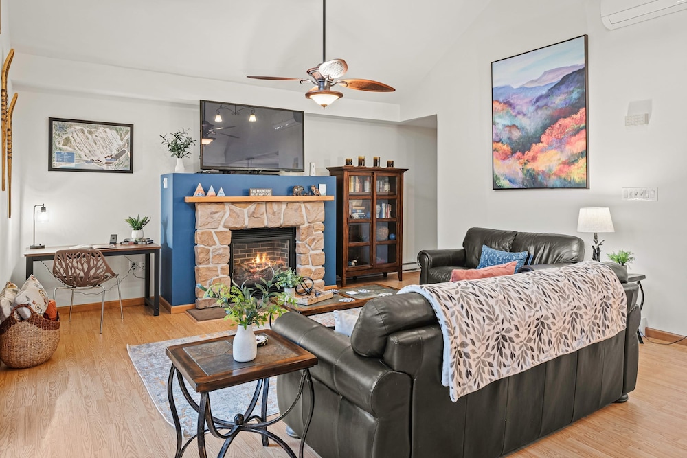Mews Mountain House by Avantstay Walk to Beach Hot Tub Game Room