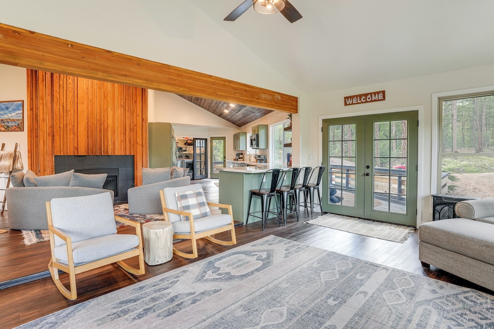 Mid-mod Mountain Cabin Near Thumb Butte Trails!