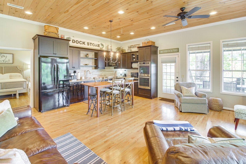 Walk to Marina: Center Hill Lake Family Home