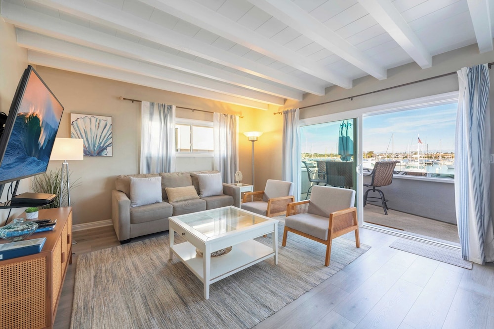 Waterfront Newport Condos w. Dock Access, Walk to Balboa Fun Zone and Beach