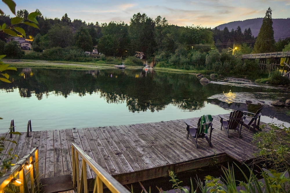Riverside by Cowichan Lake Cottages