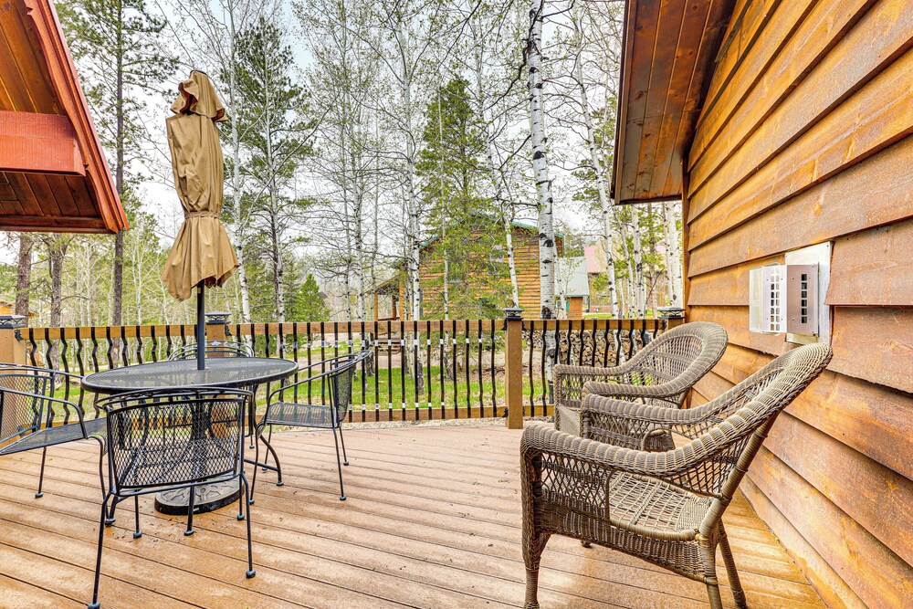 Hot Tub + Arcade Table: Spacious Retreat in Lead