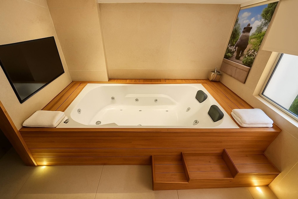 Stylish 1BR Getaway, Jacuzzi, Fireplace, Gym and AC