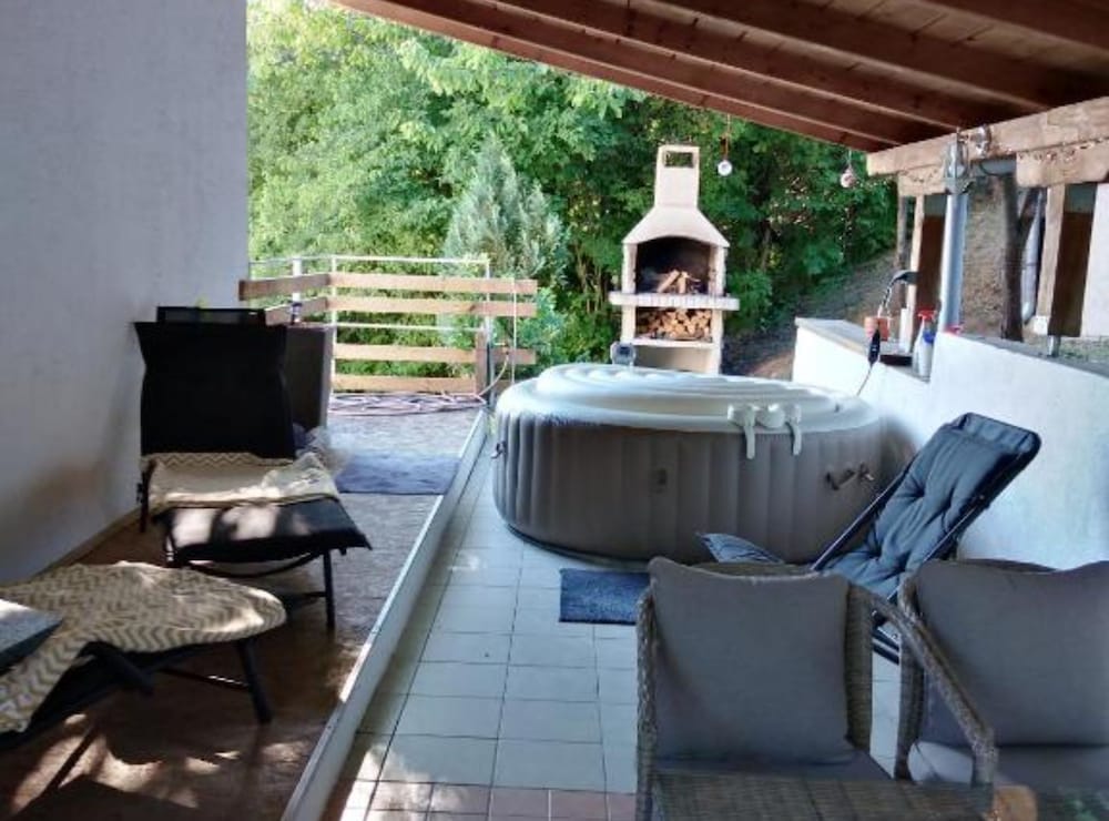 Plesivica Hillside Holiday Home With Hot -tub