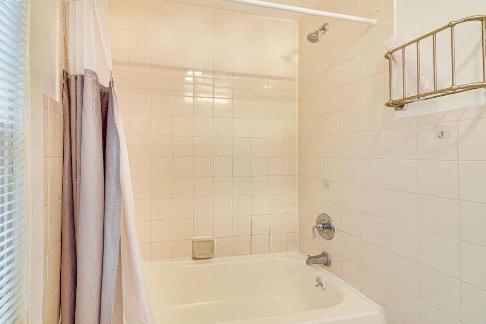 12 Mi to Rutgers: Brand New Apt w/ Home Office!
