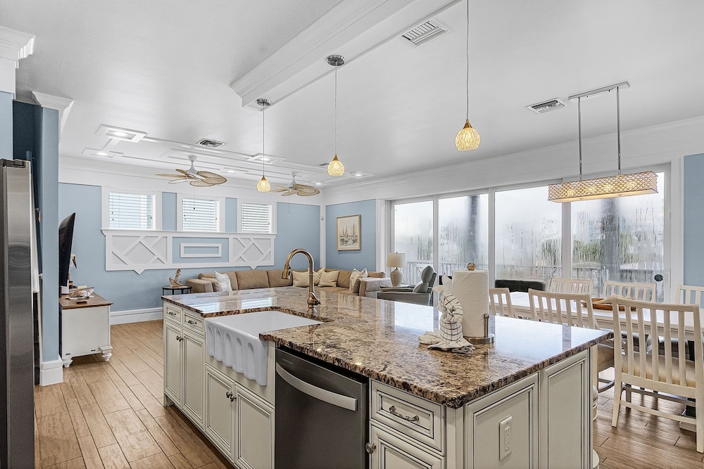 571 Seabatical: Canal Front With Pool! 5 Bedroom Home