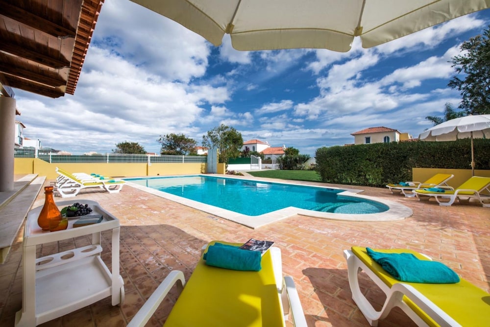 Amapola in Quelfes With 4 Bedrooms and 4 Bathrooms