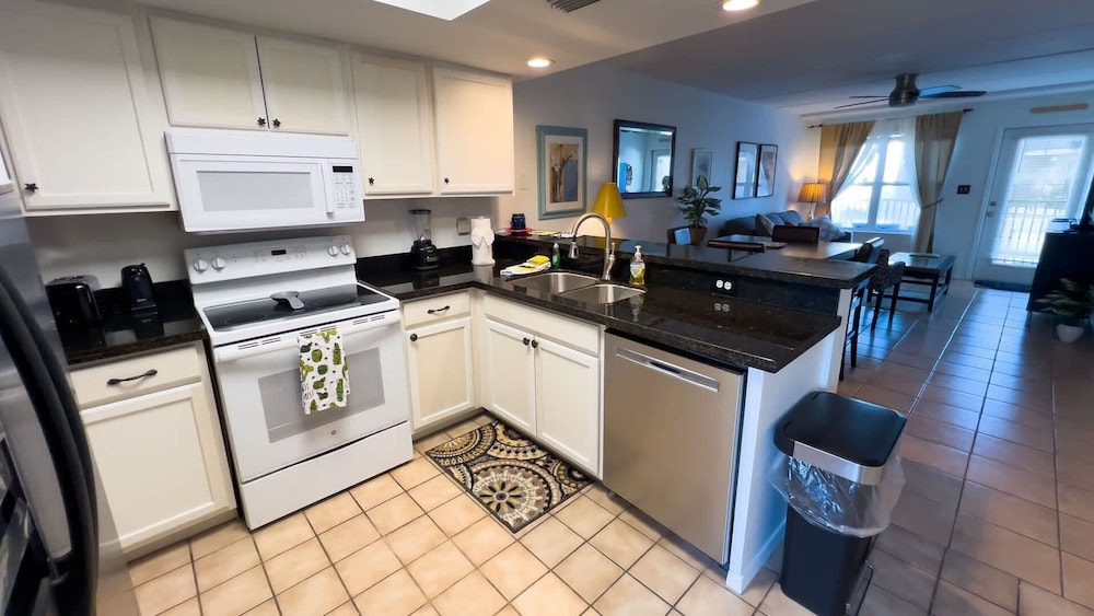 Cozy Family Retreat Steps To Beach Pool / Hot 2 Bedroom Apts