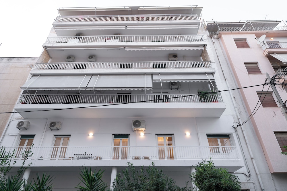 Spacious & Stylish Athens Apartment - Walk To Metro