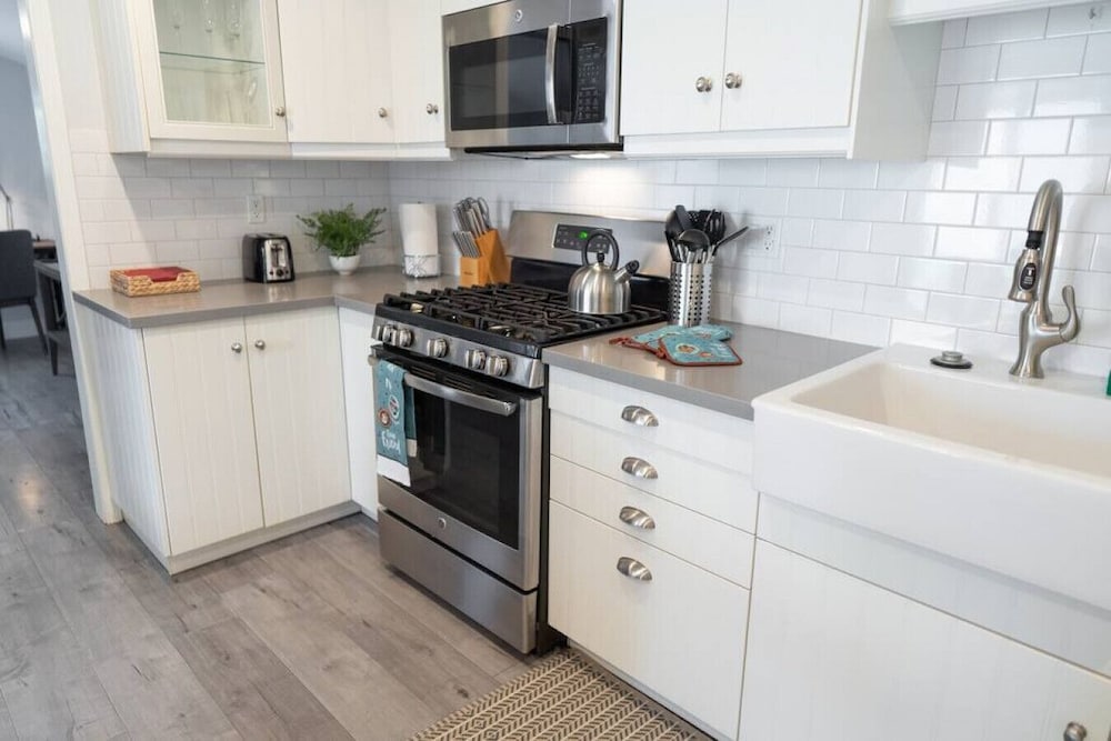 Updated 1BR House in Glendale With Private Fenced Yard p55