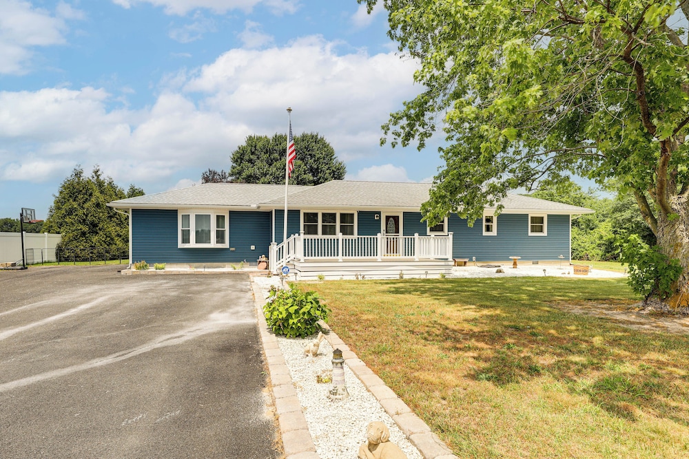 Getaway on 1/2 Acre w/ Deck in Georgetown